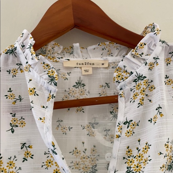 Flowered Sleeveless Top - Picture 3 of 4